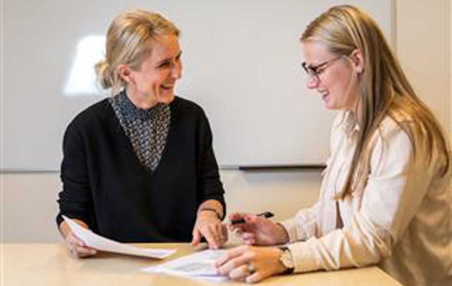 Kvindelig underviser og elev på VISP