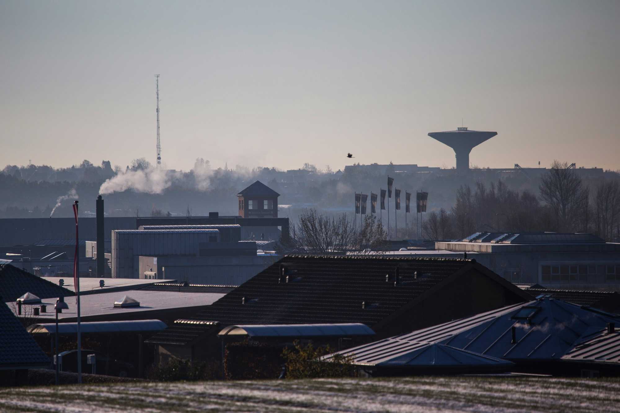 Industriområde i Næstved med vandtårnet i horisonten