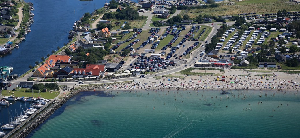 Luftfoto af Enø strand om sommeren, med mennesker der bader