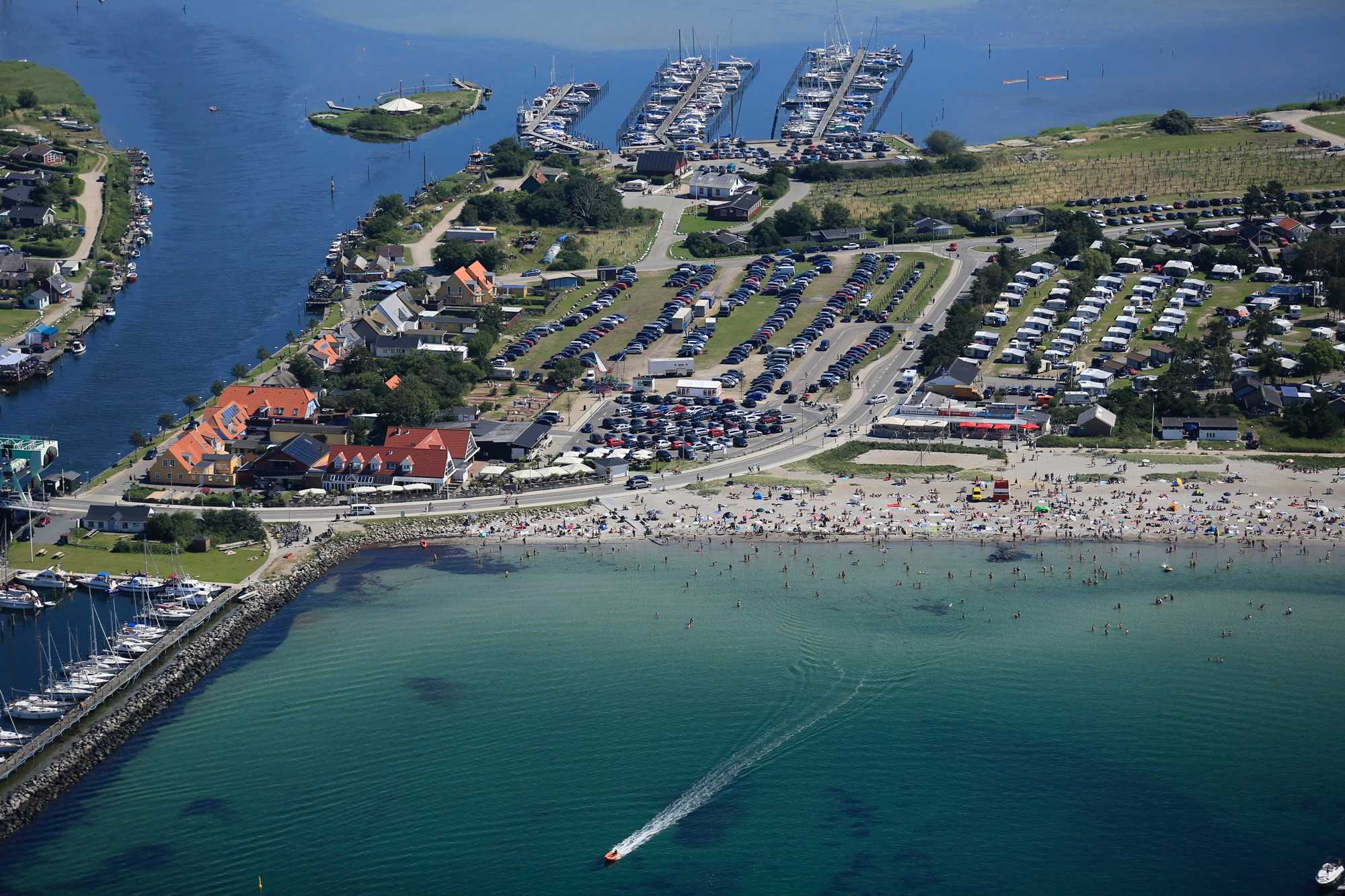 Luftfoto af Enø strand om sommeren, med mennesker der bader