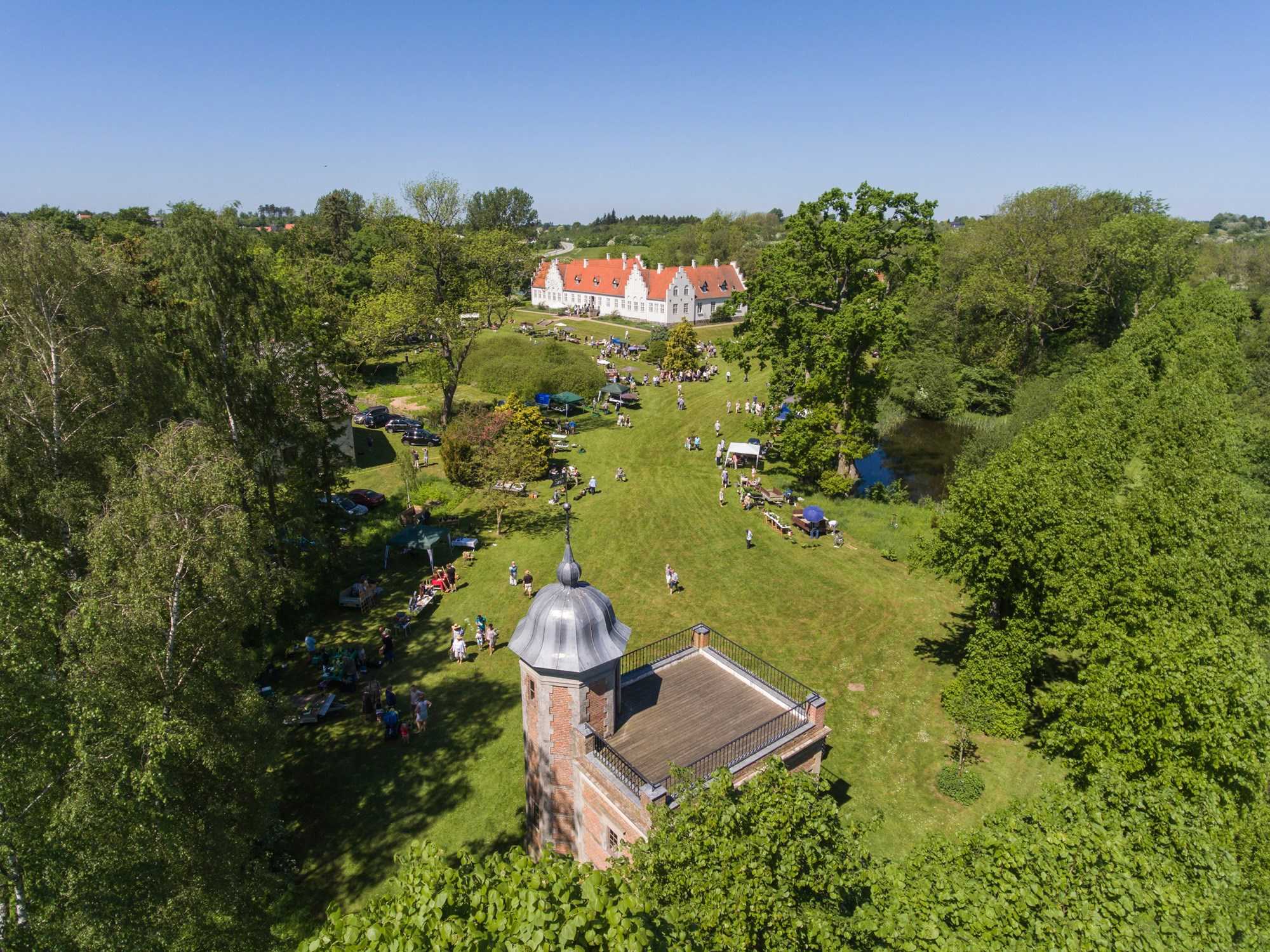 Dronefoto af parken ved Rønnebæk Slot