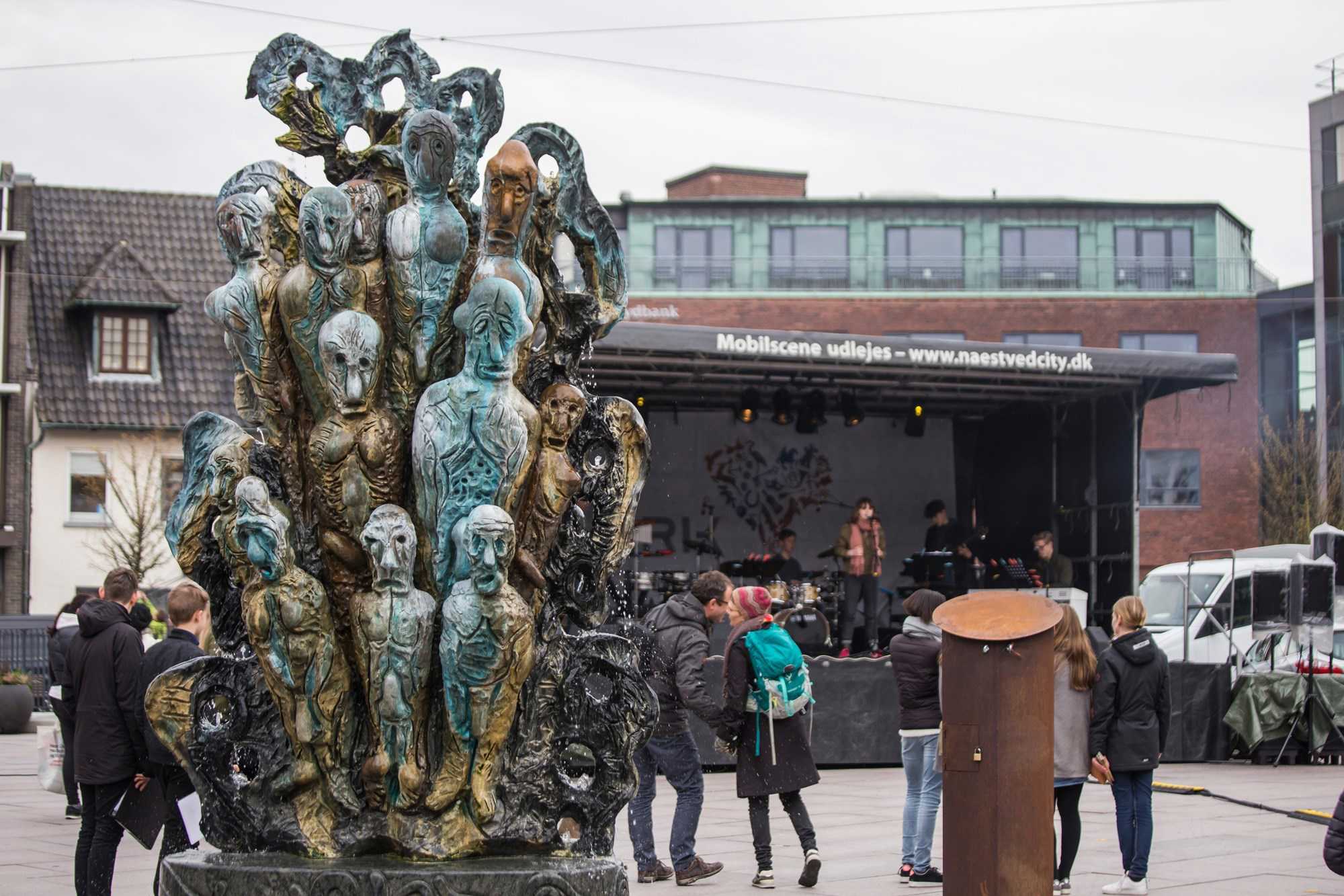 Skulptur Og Scene med enkelte mennesker i Næstved Bymidte