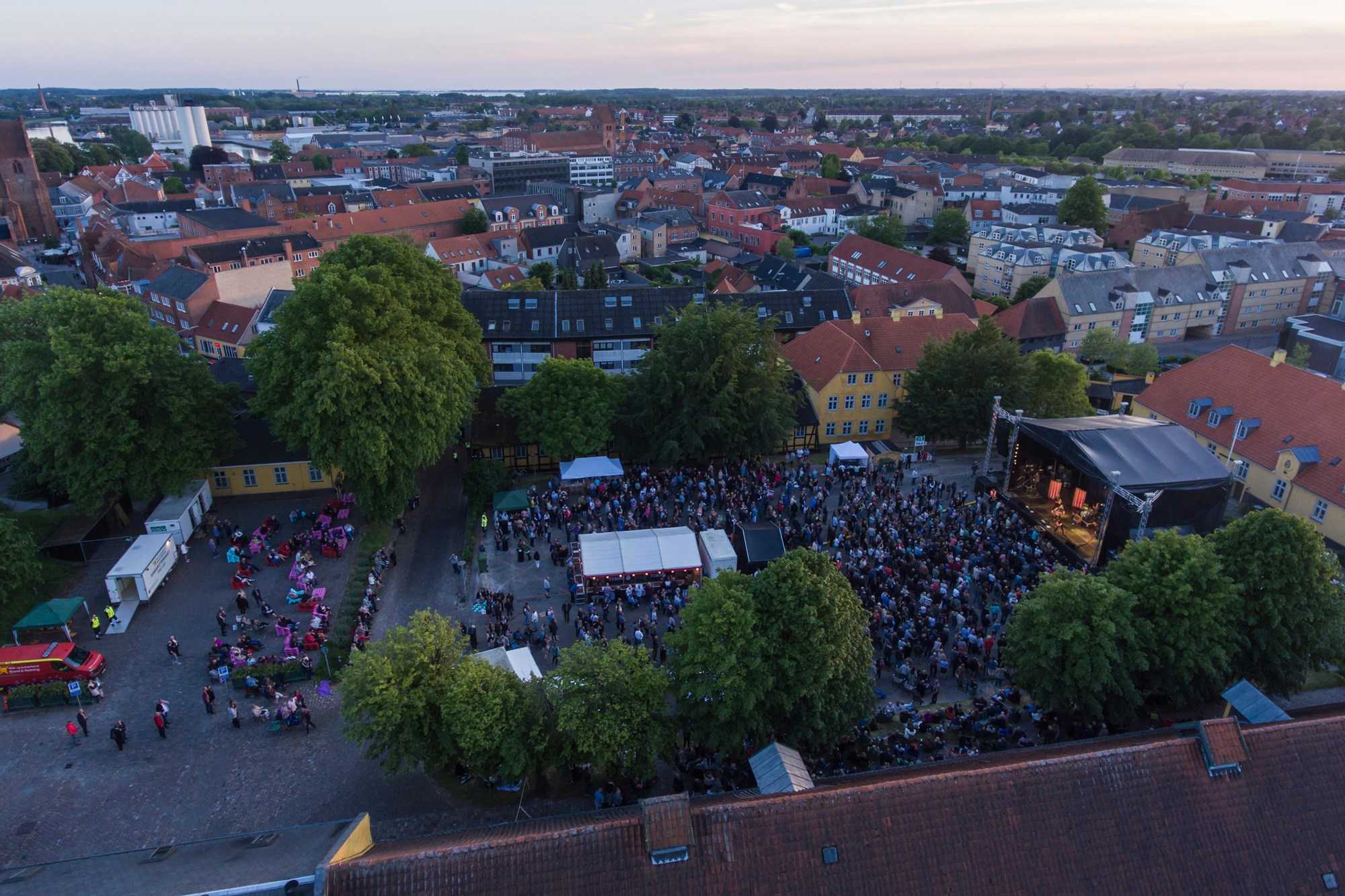 Dronefoto af scene og publikum i Næstved Midtby