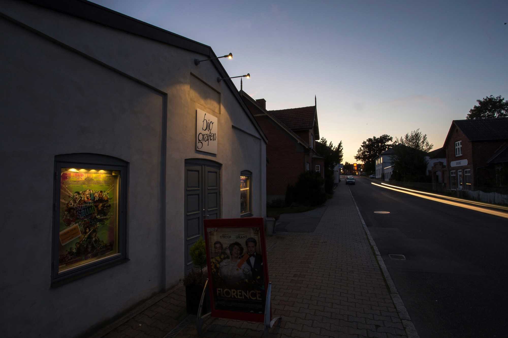 Udenfor biografen i Glumsø om aftenen