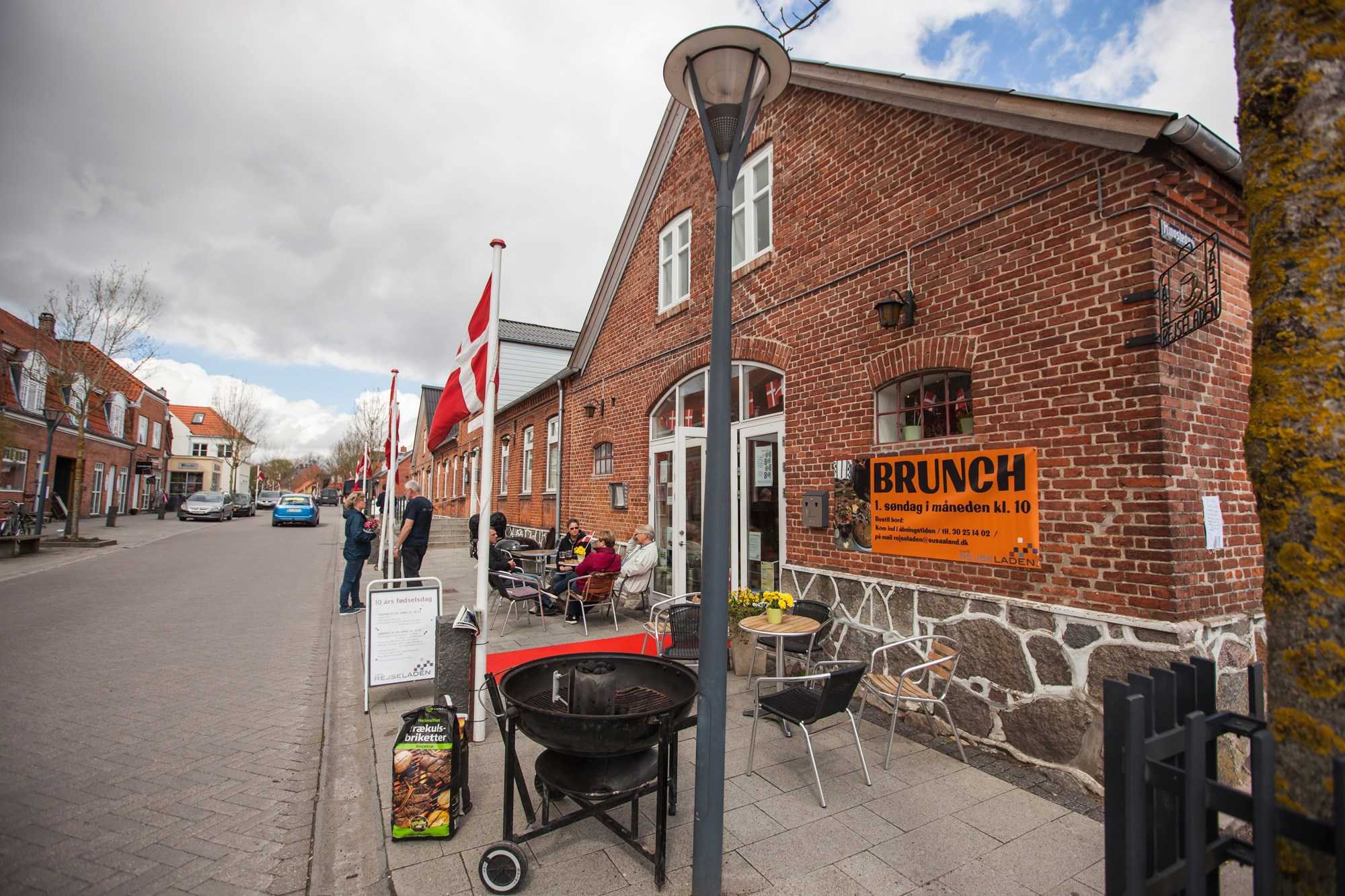 Caféstole står udenfor café i Glumsø hvor der skiltes med brunch