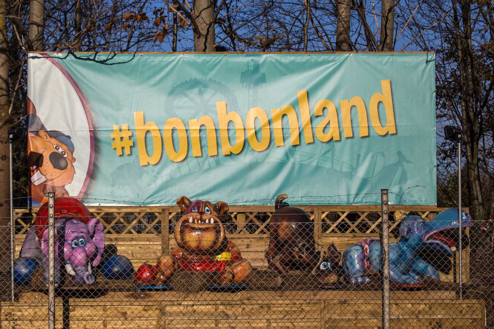 Bonbon Land Banner bag hegn ind til Bonbon Land