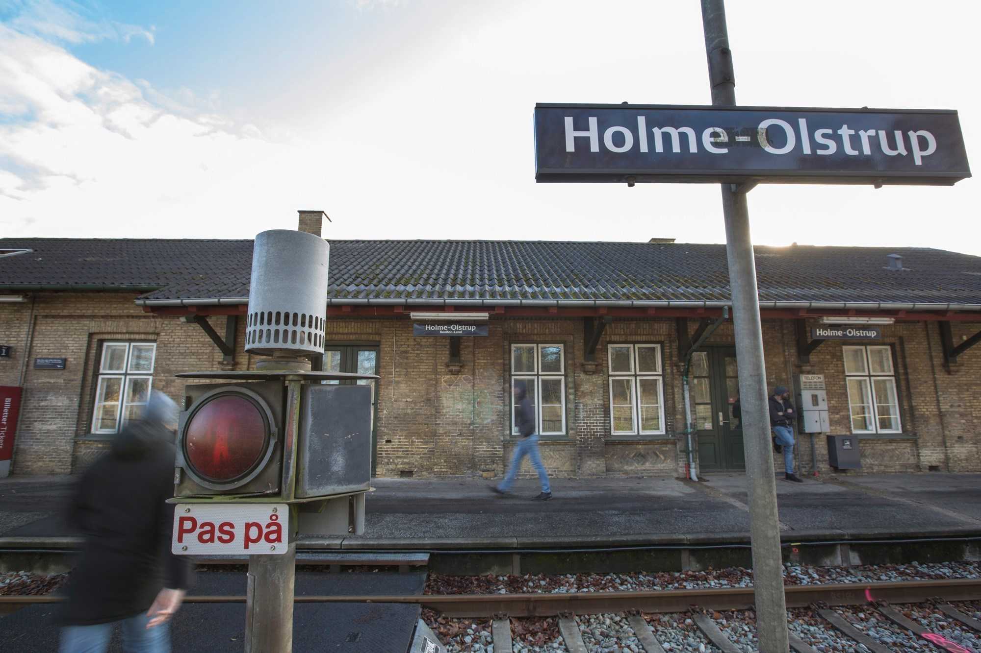 Rød lampe ved togskinneovergangen på Holme Olstrup Togstation