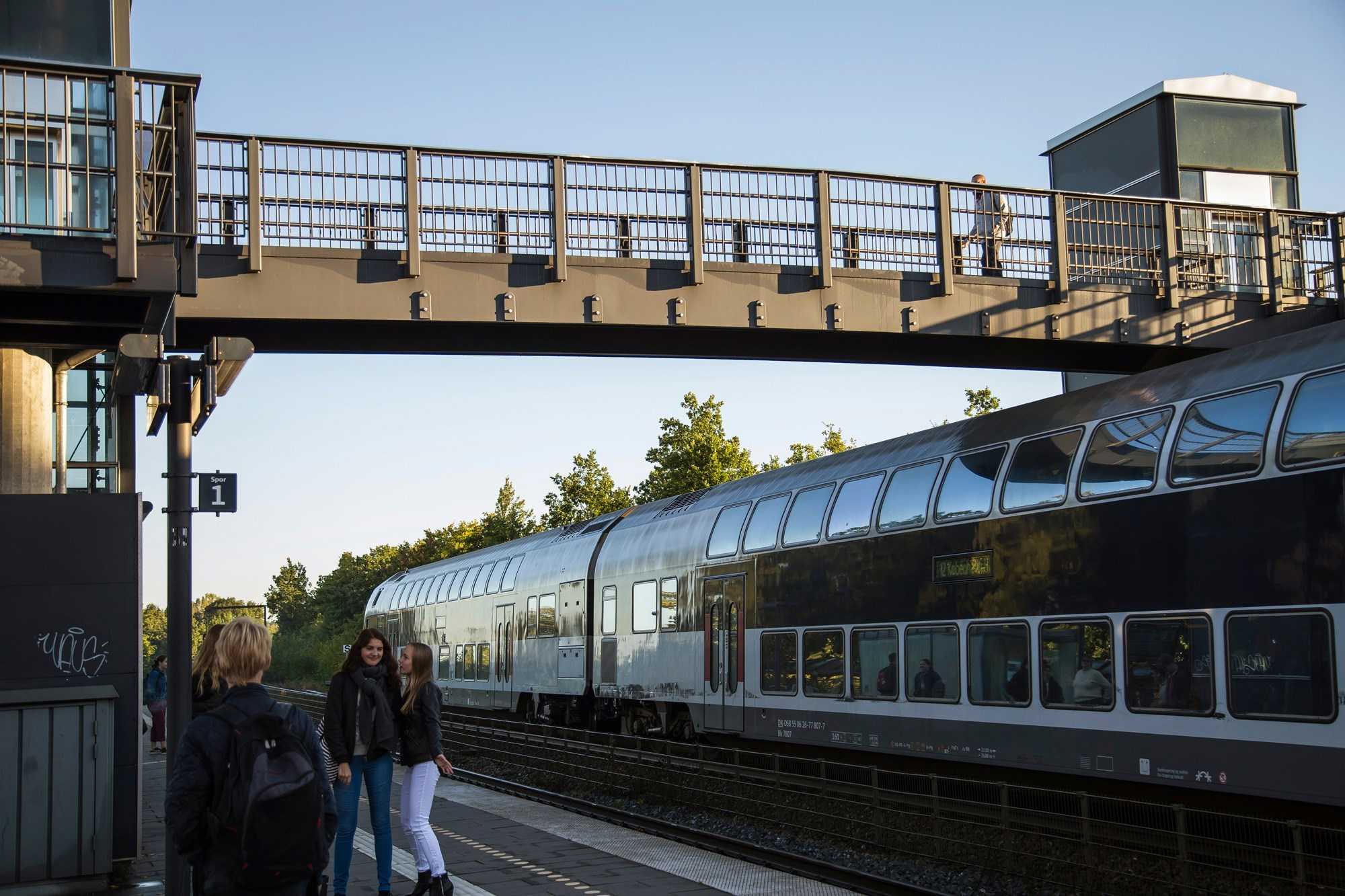 Teenage piger står på Glumsø station 