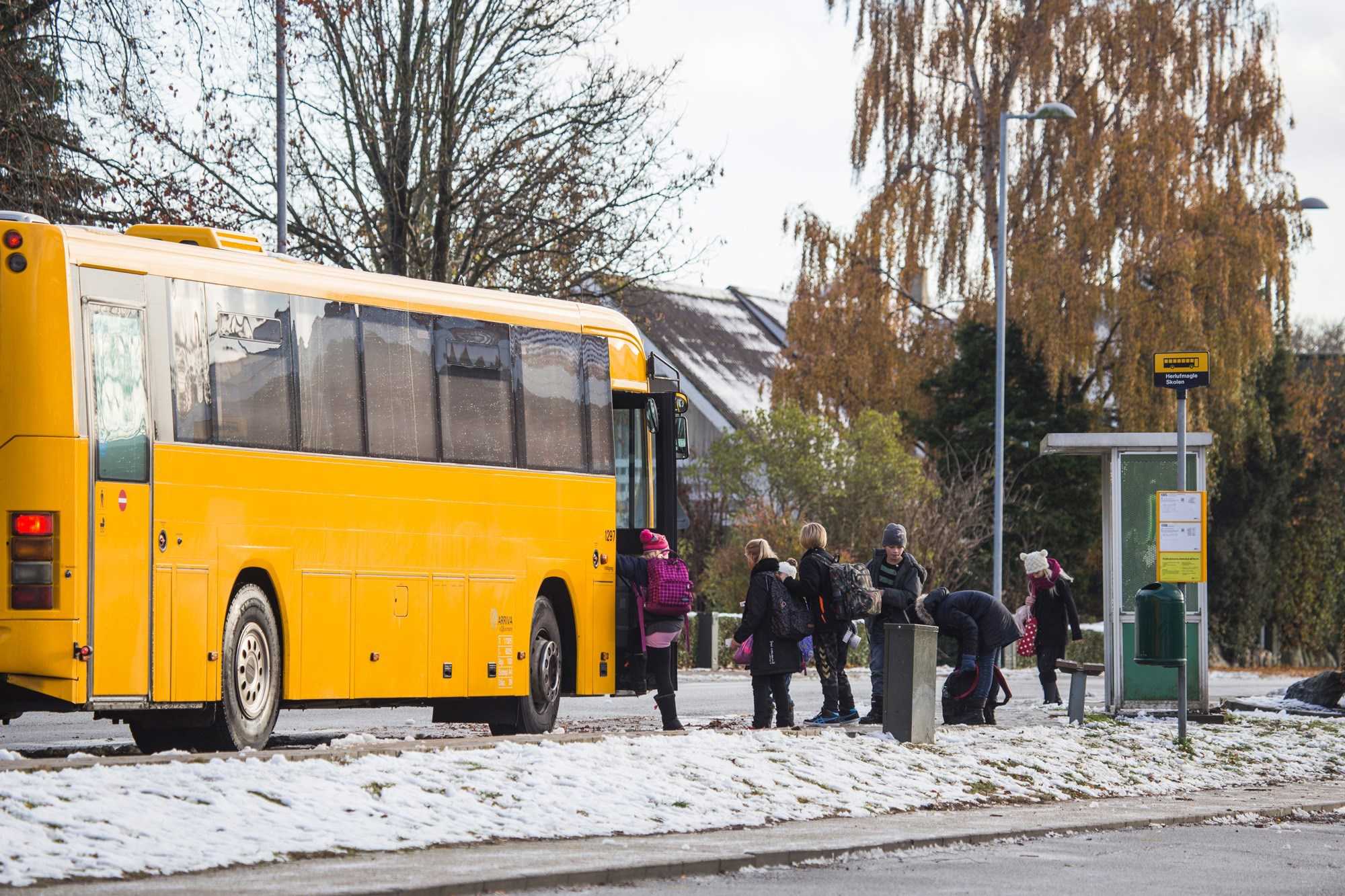 Skolebørn står på bussen ved Herlufmagle