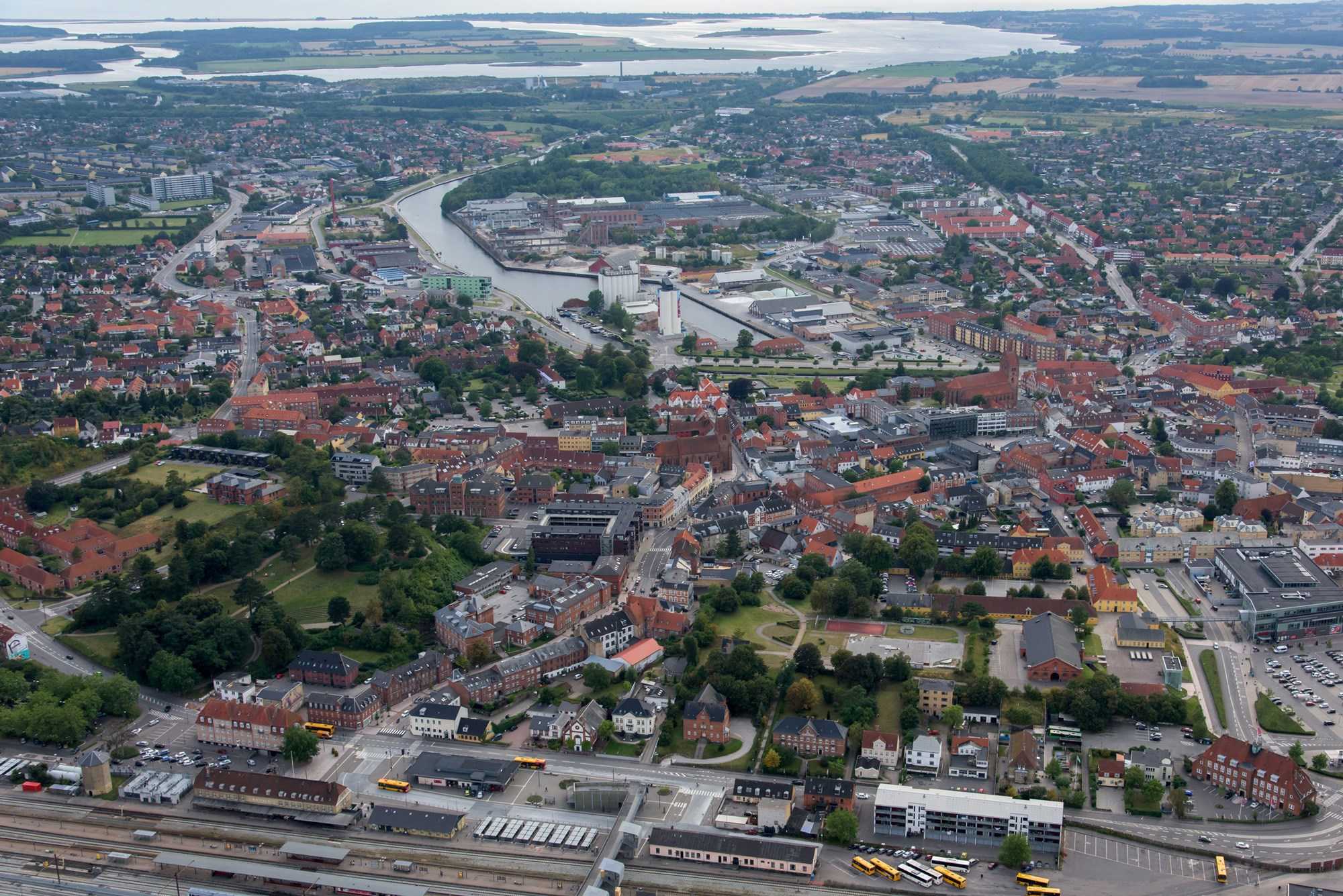 Dronefoto af Næstved Bymidte, havn og Banegården