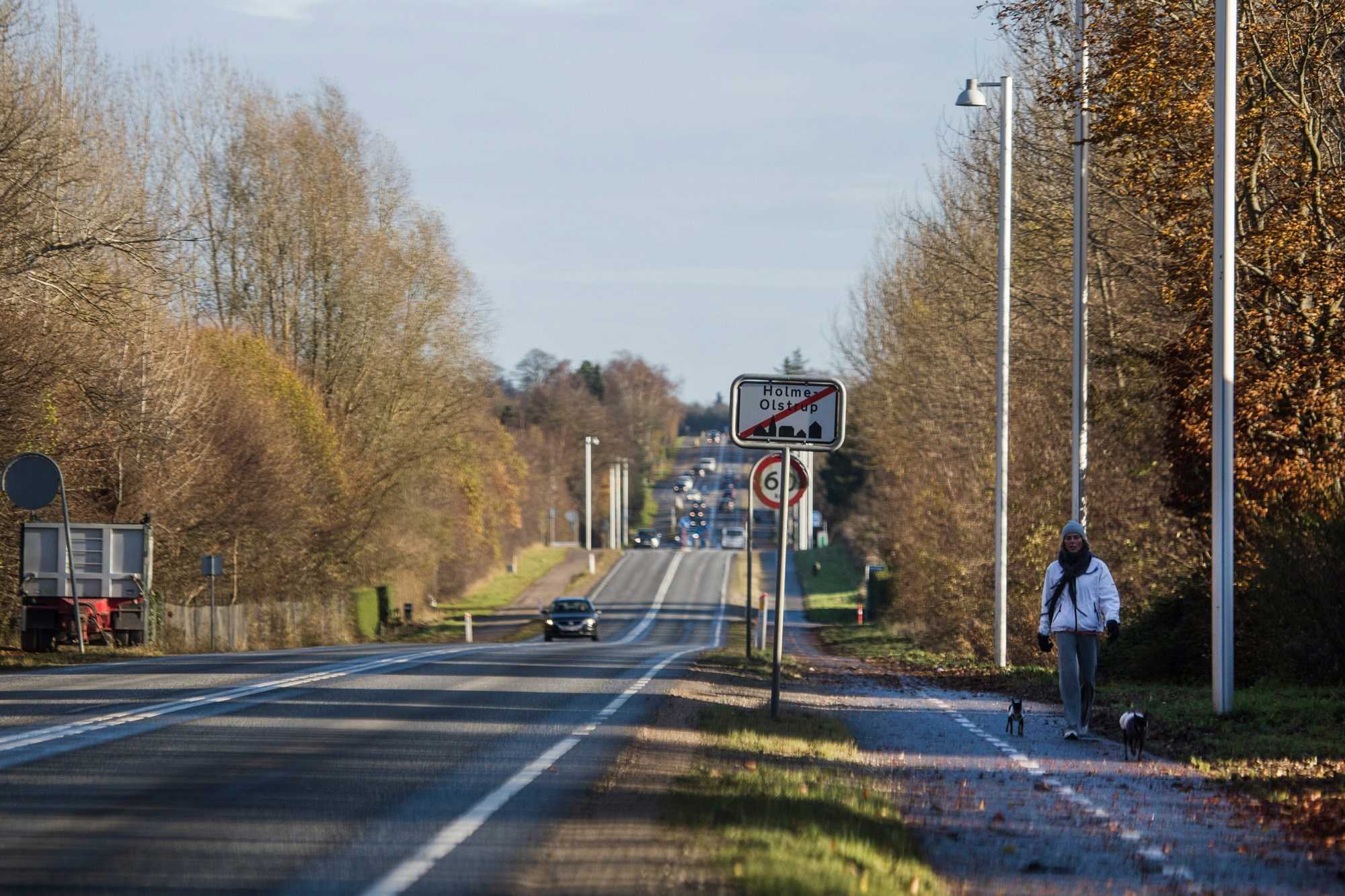 Landevejen og byskilt på vej ud af Holme Olstrup