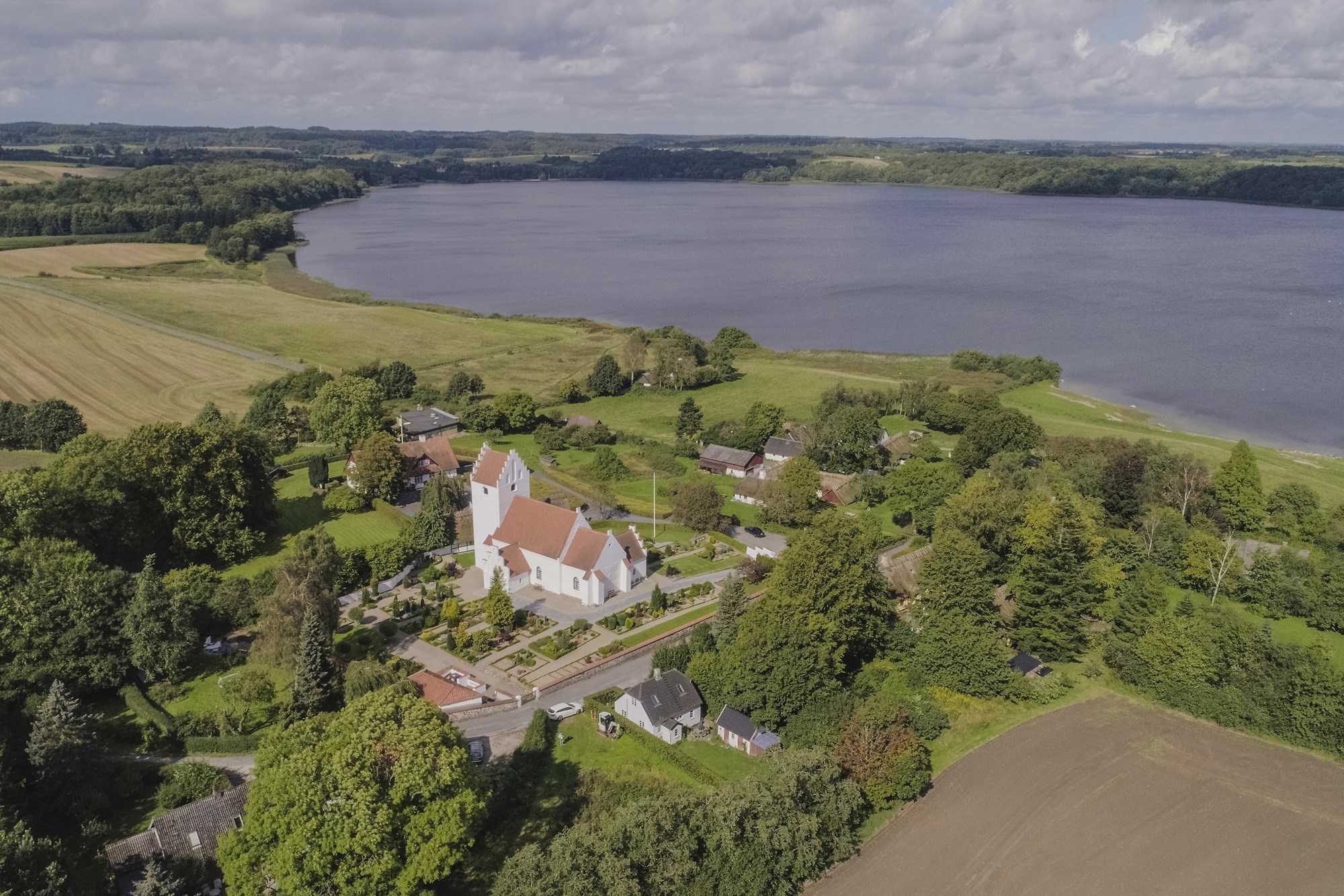 Dronefoto af Tystrup kirke