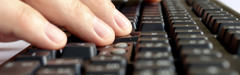 Mand der taster på et tastatur