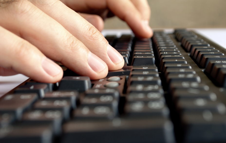 Mand der taster på et tastatur