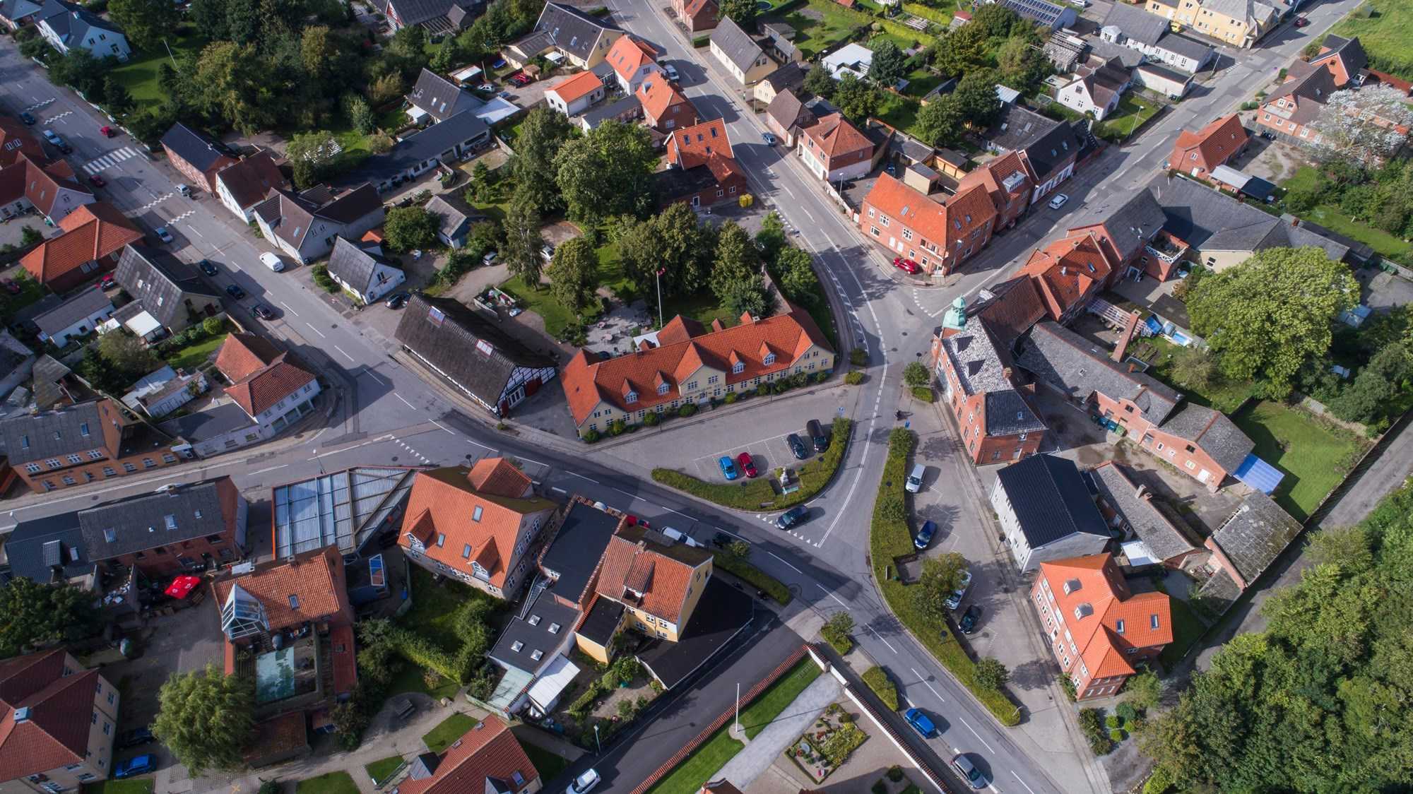 Dronefoto af Fuglebjerg Kro og Kulturladen