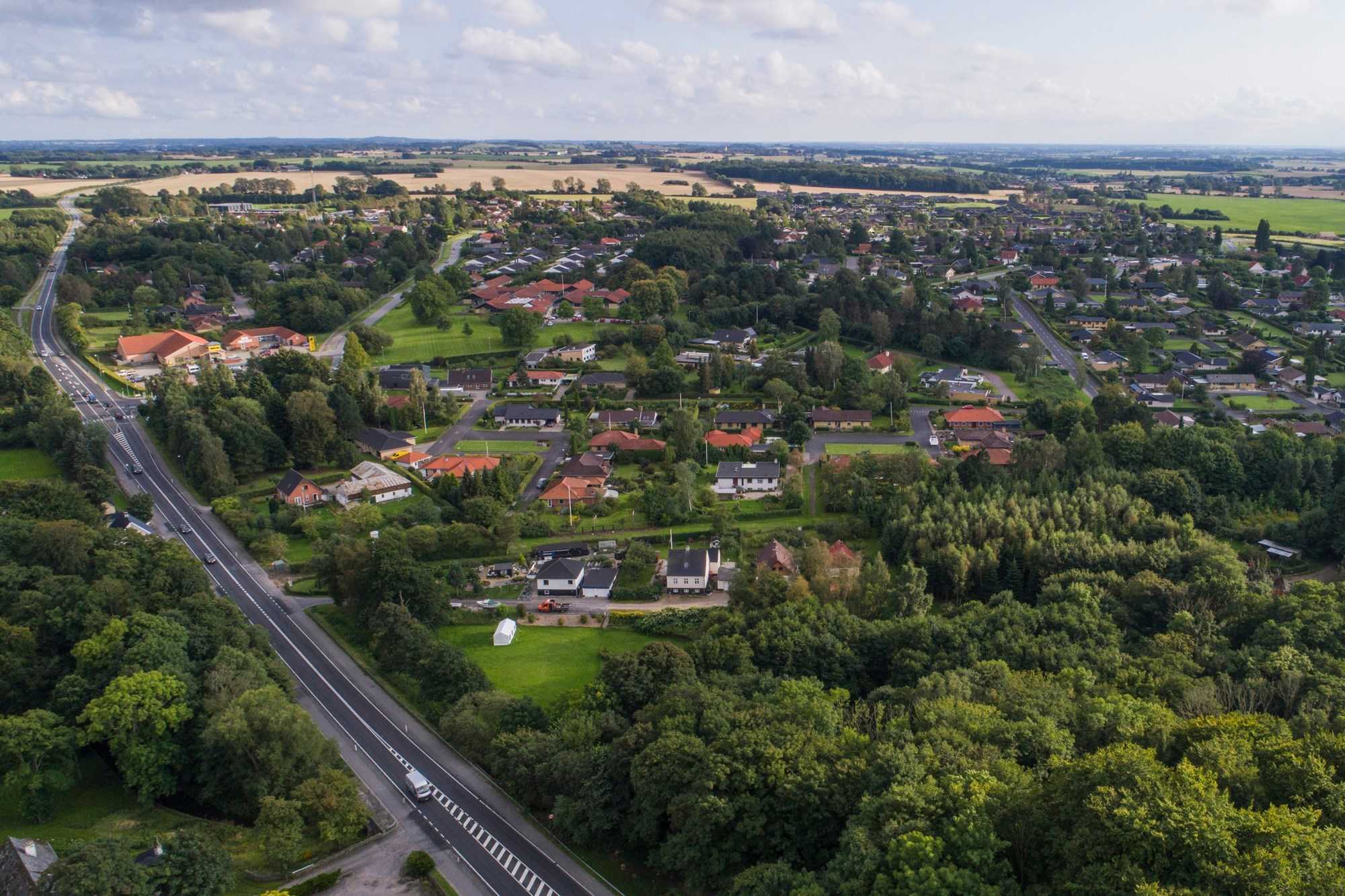 Dronefoto Af Vejen Gennem Mogenstrup