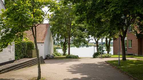 Indkørsel og udsigt mod søen - Søvang