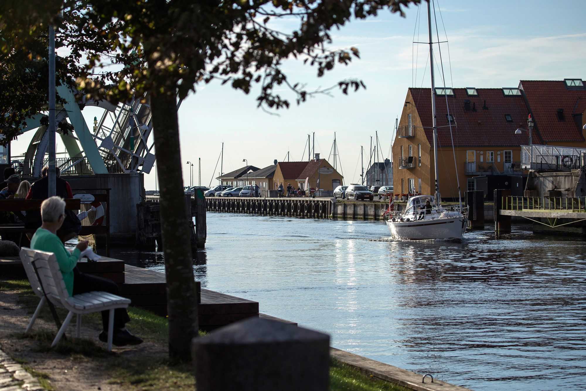 Mand Sidder på Bænk Ved Fjorden i Karrebæksminde