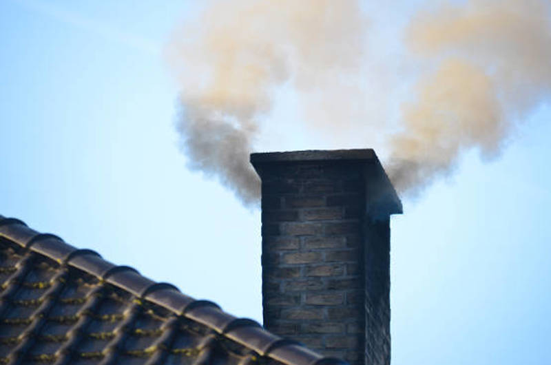 Skorsten med hvid røg