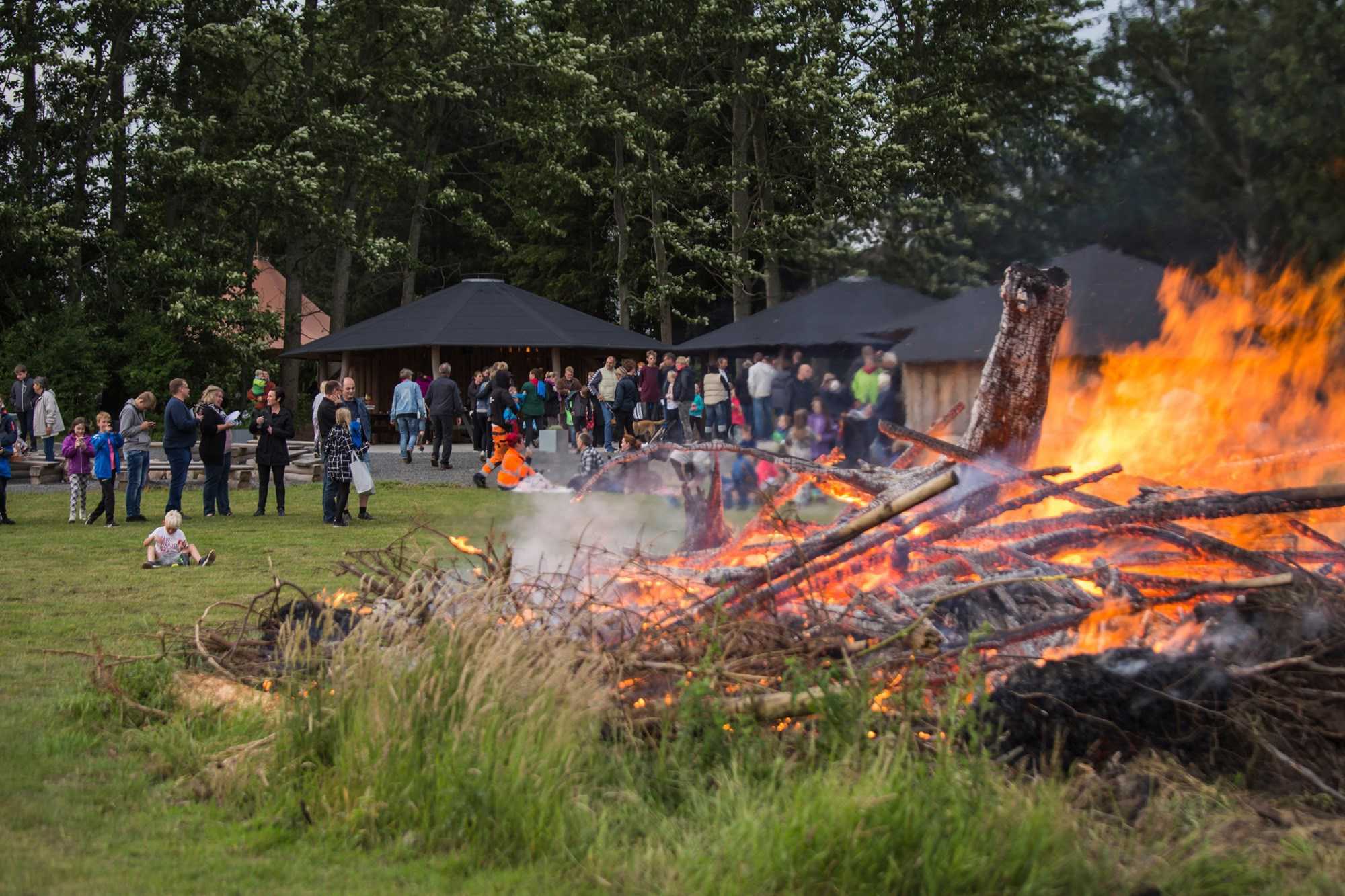 Sankt Hans Bål brænder Ved Friluftszonen i Herlufmagle med mennesker i baggrunden