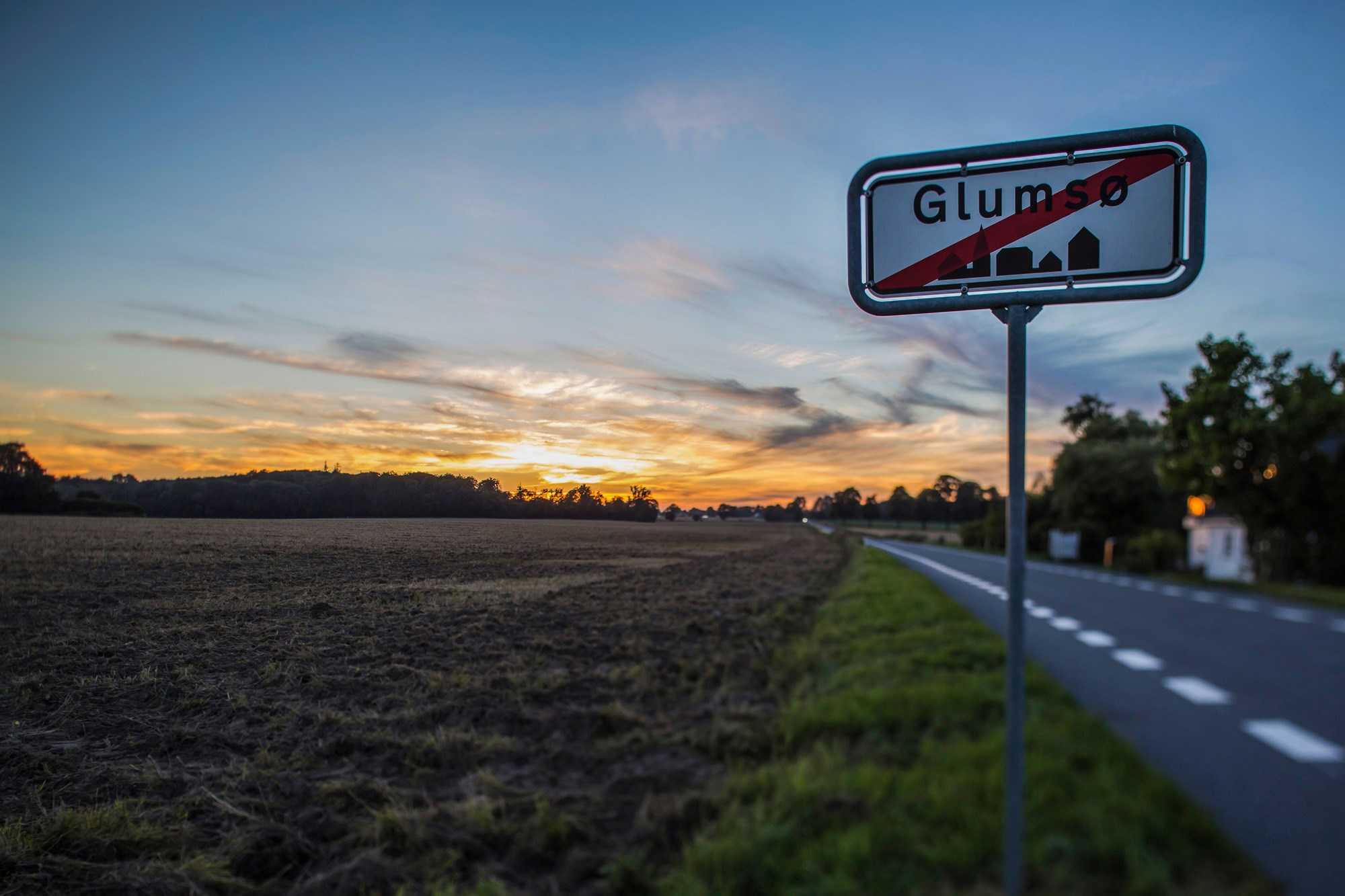 Byskiltet på vej ud ad Glumsø ved solnedgang