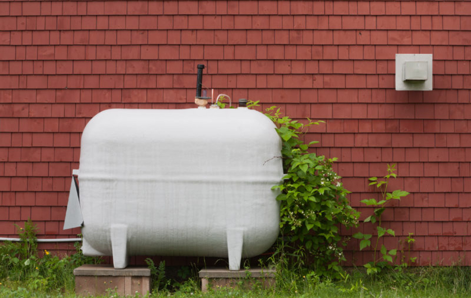 Hvid olietank opad rød mur
